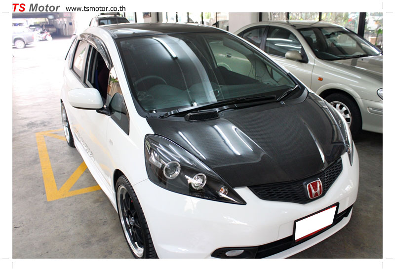 Honda New Jazz เปลี่ยนหลังคาแก้ว Honda New Jazz เปลี่ยนหลังคาแก้ว