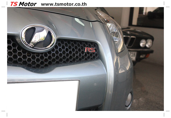 Toyota Yaris ขาวมุก painting service center Toyota Yaris ขาวมุก painting service center