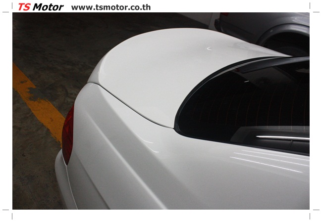 , แต่งรถ BMW ซีรีย์ 3 E90 LCI สีขาว เปลี่ยนพ่นสีฝากระโปรงหลังไฟเบอร์ โฉบเฉี่ยว ดุดัน